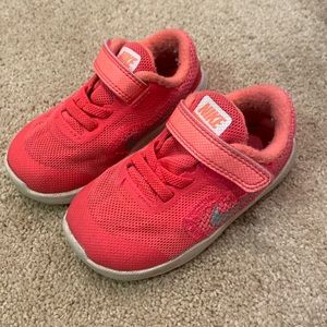 Toddler girls pink Nike sneakers with Velcro closure. Size US 6.